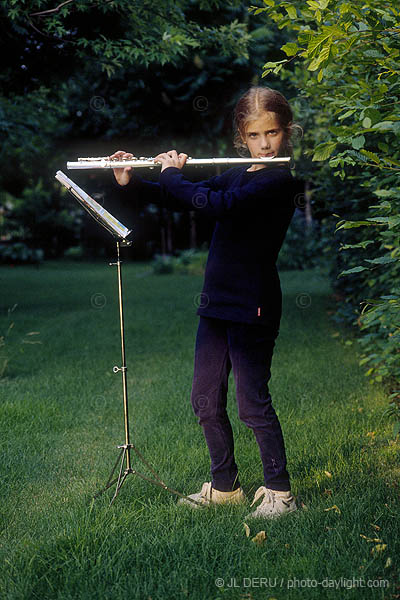 petite fille  la flte - litlle girl with her flute